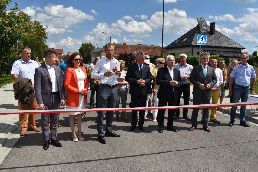 Koniec z dziurami i błotem! Kolejne drogi z rządowym dofinansowaniem oddane do użytku w gminie Piekoszów 