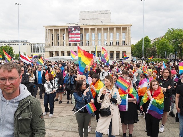 Marsz Równości 2022 w Łodzi. W sobotę (14 maja) ulicami miasta przeszli zwolennicy równych praw dla osób LGBT. Hasło przewodnie marszu brzmiało "Queer nie szklanka" i miało oznaczać, że osoby nietypowe nie dadzą się stłamsić lub zniszczyć.Czytaj, ZDJĘCIA na kolejnych slajdach >>>