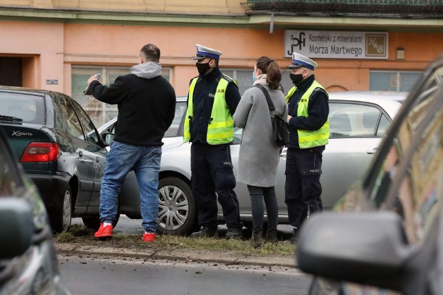 Stłuczka, czyli zdarzenie drogowe bez ofiar, może kosztować sprawcę surowy mandat. Jeśli poszkodowany zgodzi się, policji jednak nie trzeba wzywać.