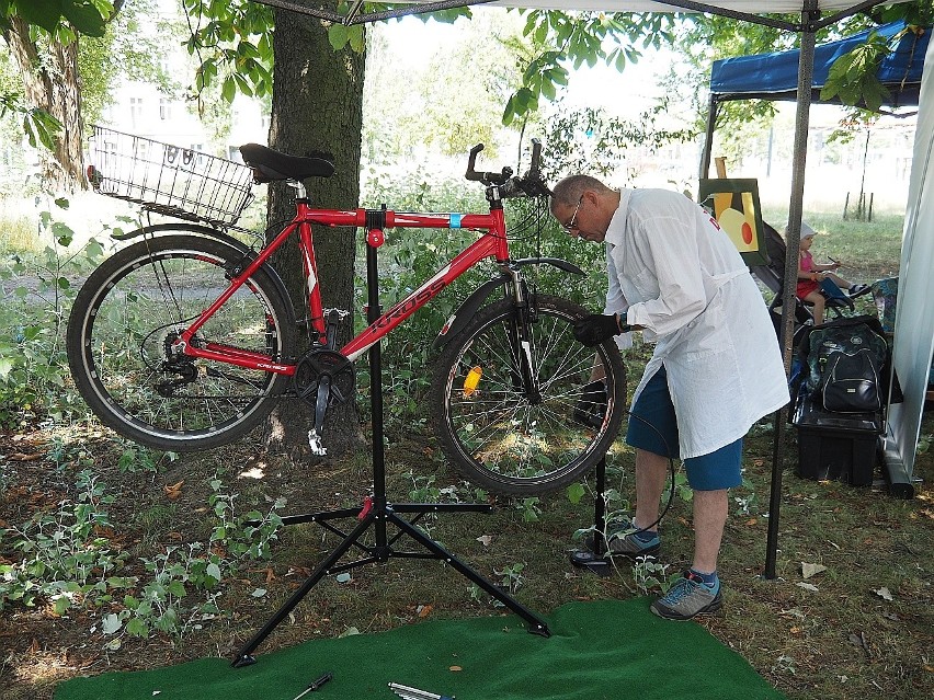 Serwis rowerowy pomoże naprawić rower i nauczy jak to robić...