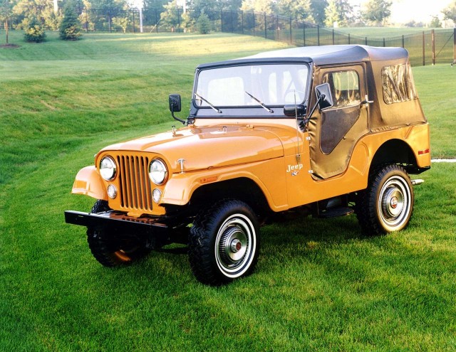 Początkowo zaprojektowany z myślą o amerykańskich farmerach, Jeep CJ był w stanie zdobyć zróżnicowaną klientelę, dzięki temu był w ofercie marki aż przez cztery dekady