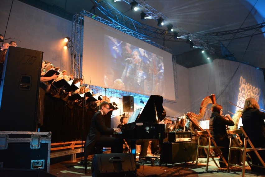 Koncert Muzyki Filmowej w Żywcu. Pianista oświadczył się koncertmistrz orkiestry [ZDJĘCIA]