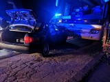 Bańska Wyżna. Osobówka wjechała w zaparkowany autokar. Pasażerka auta uciekła. Szuka jej policja