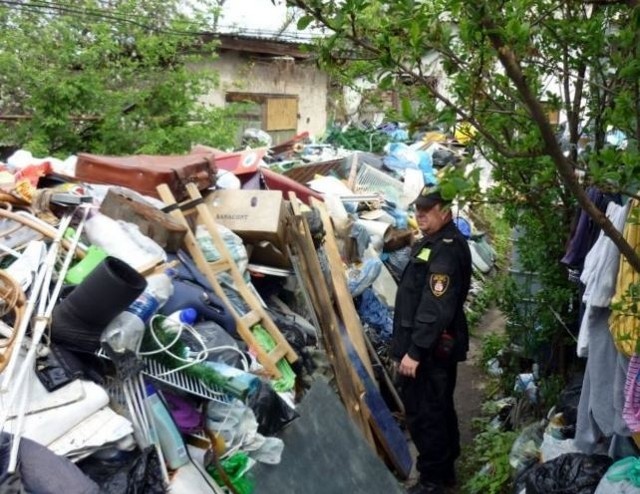 Tak zaśmieconą i zamieszkałą działkę odkryli strażnicy miejscy w czasie kontroli posesji przy ulicy Potokowej.