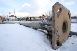 Zdemontowane słupy zbyt długo leżą koło skrzyżowania w Kielcach 