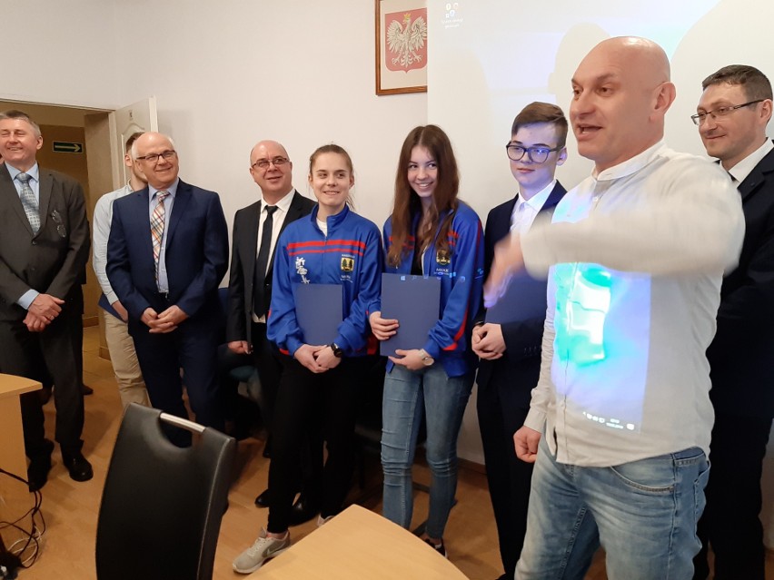 Nagrody starosty dla młodych sportowców z powiatu ostrołęckiego [ZDJĘCIA +WIDEO]