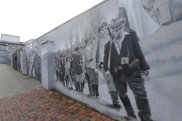 Mural upamiętniający powstania śląskie w Siemianowicach mimo upływu dni nadal robi wrażenie