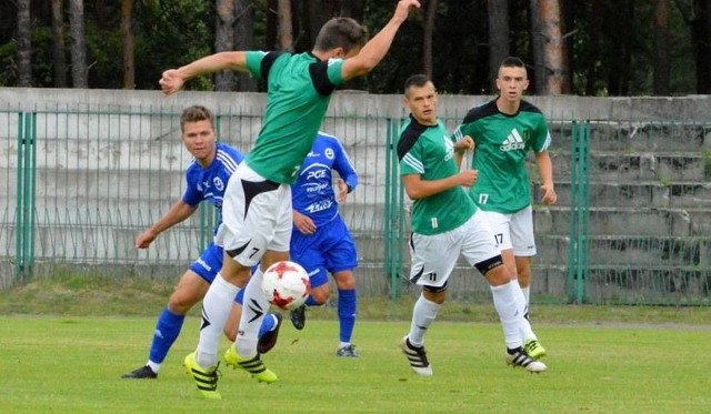 Piłkarze Stali Stalowa Wola (w zielonych koszulkach) zgrają kilka spotkań w roli gospodarzy na stadionie w Rzeszowie.
