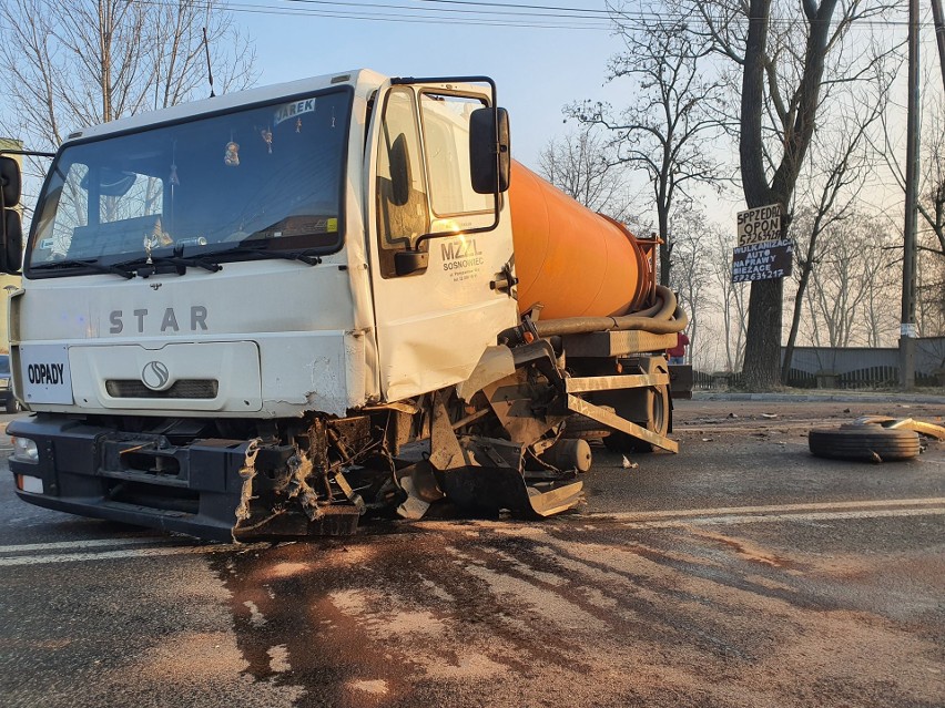 Osobówka zderzyła się z cysterną