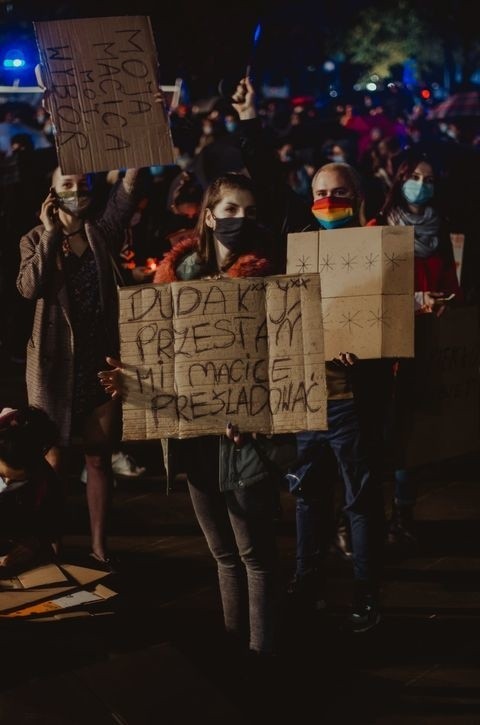 Około 2 tys. osób pojawiło się w piątek wieczorem na pl....