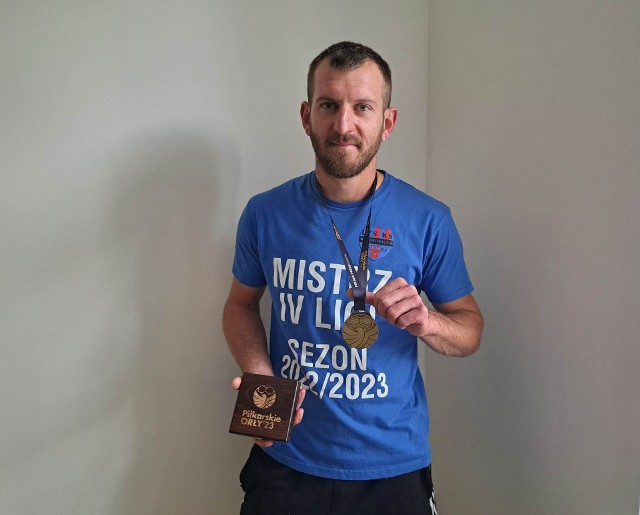 Adam Setla (LZS Starowice Dolne) z medalem dla najlepszego strzelca maja na Opolszczyźnie.