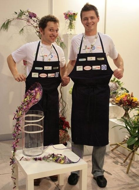 Tomasz Kuczyński i Zygmunt Sieradzan prezentują swoje umiejętności z konkursu florystycznego na EuroSkills w Lizbonie.