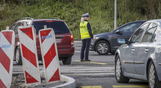 Koniec z mandatami za brak prawa jazdy, dowodu rejestracyjnego czy ubezpieczenia OC. Do końca roku kierowcy będą mogli wyświetlać kluczowe dokumenty w smartfonie czy terminalu mobilnym funkcjonariuszy policji.