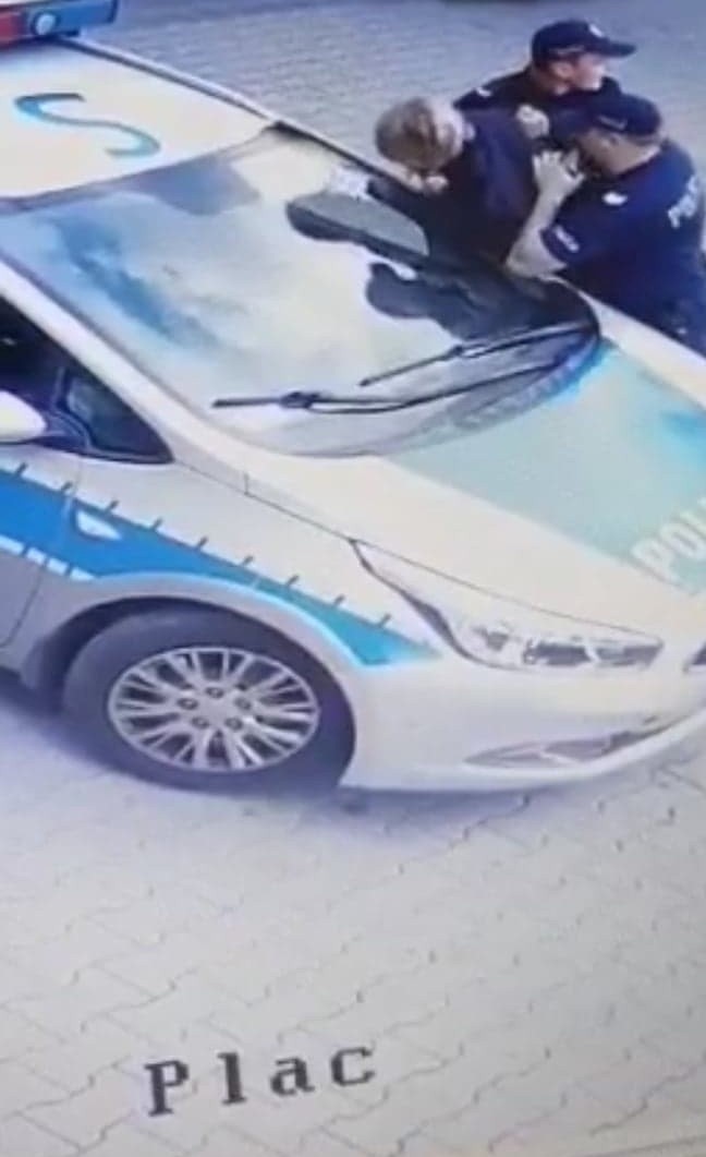 Policja skuła w kajdanki matkę na oczach 9-letniej córki. Zaczęło się od braku maseczki. Co się stało na stacji paliw pod Kielcami? [WIDEO]