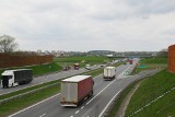 Kolizja na autostradzie A4 w Chrzanowie. Samochód osobowy zderzył się z autobusem 