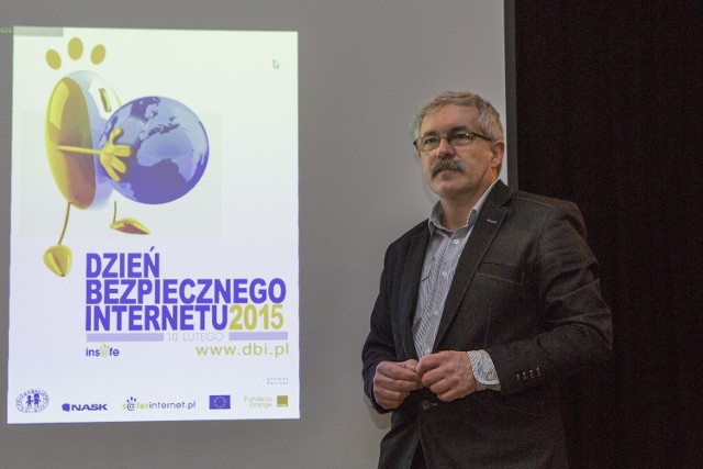 Koordynatorem spotkań zorganizowanych z okazji Dnia Bezpiecznego Internetu był informatyk Centrum Kultury Grzegorz Jankowski, który choć ich nie prowadził, często włączał się w dyskusję i wyjaśniał zagadnienia związane z korzystaniem z sieci.