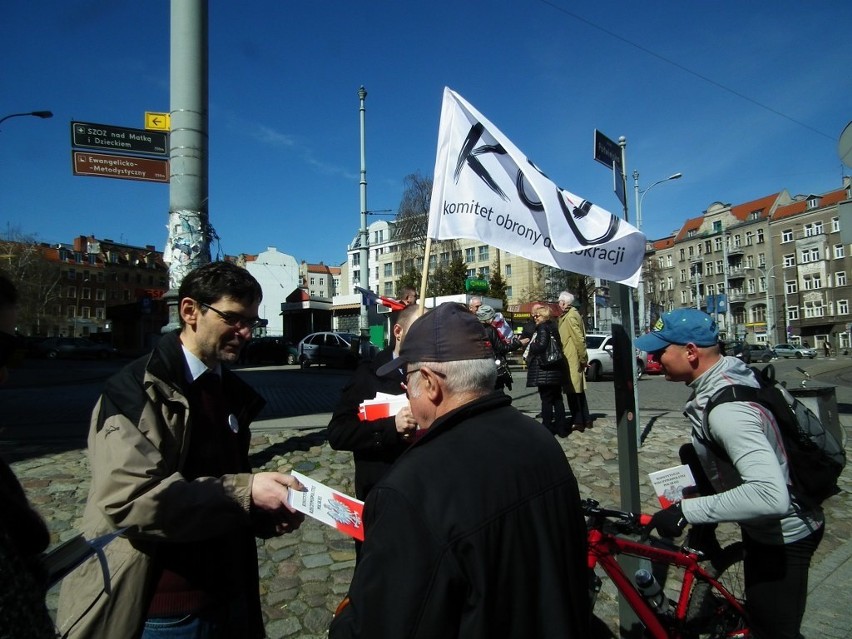 Komitet Obrony Demokracji rozdawał w Poznaniu konstytucję