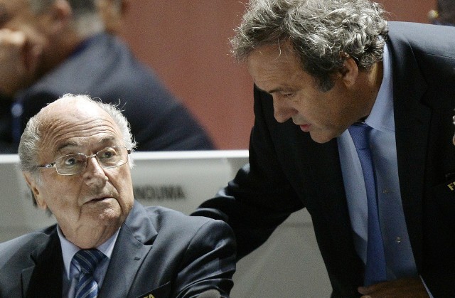 Joseph Blatter i Michel Platini, niegdyś sobie bardzo bliscy prezydenci FIFA i UEFA, dzisiaj zasiadają na ławie oskarżonych przed szwajcarskim sądem