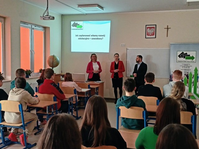 Pierwszą placówką objętą wsparciem doradczym był Zespół Szkolno–Przedszkolny w Ociesękach w gminie Raków.