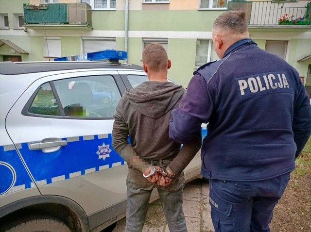 - Postawa dzielnicowego Białych Błot i jego zaangażowanie w wykonywanie obowiązków służbowych zasługują na pochwałę - podkreśla policja.