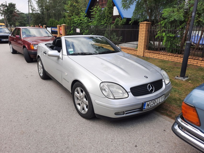 VI Radomski Zlot Miłośników Marki Mercedes – Benz. Zobacz jakie pojazdy pojawiły się na pokazie nad zalewem w Siczkach