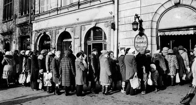 Fotografie z albumu „Blaski i nędze życia w PRL”, wydawnictwo Biały Kruk