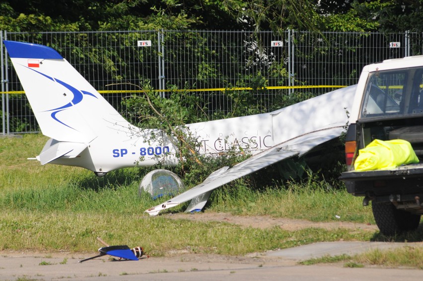 Awaryjne lądowanie szybowca w czasie Małopolskiego Pikniku Lotniczego, pokazy były wstrzymane