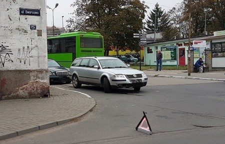 Do zderzenia trzech samochodów doszło we wtorek (18 października) na ul. Dworcowej. Karetka pogotowia przewiozła do szpitala jedną osobę.Na miejsce zdarzenia przyjechały dwa wozy straży pożarnej oraz karetka pogotowia ratunkowego. Uczestnicy zderzenia zjechali na parkingu koło PKS-u. Dzięki temu na ul. Dworcowej nie było utrudnień w ruchu.Karetka pogotowia przewiozła od szpitala jedną osobę uczestniczącą w zderzeniu.Przeczytaj też:   Czterech mężczyzn oskarżonych o kradzieże samochodów