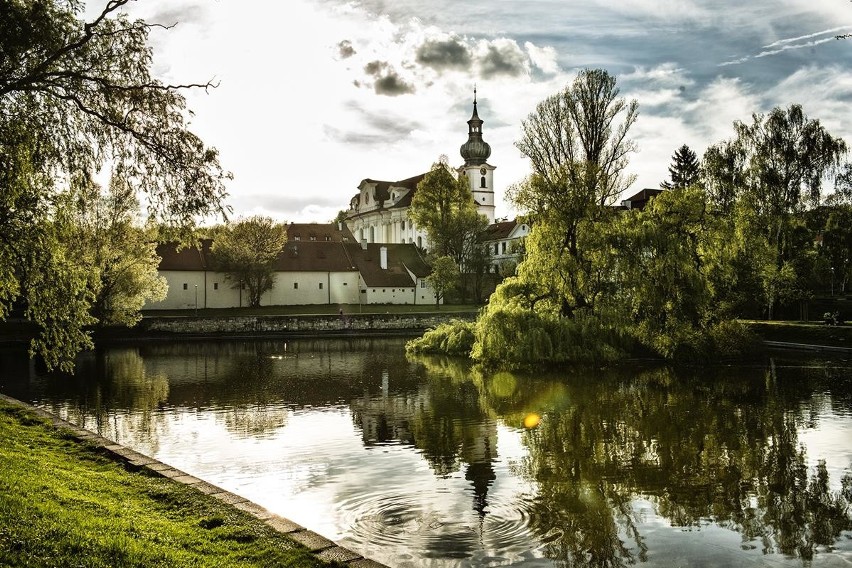 1. Klasztor na Břevnovie (na zdjęciu)...