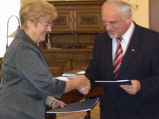 Umowę podpisali rektor UO, prof. Krystyna Czaja oraz Walter Tschischka i Dieter Mueller szefowie Izby Handlowej w Mannheim.