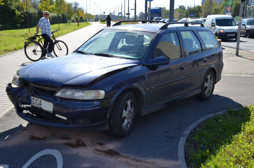 Wrocław: Wypadek na ul. Bardzkiej. Dwie osoby poszkodowane (ZDJĘCIA)