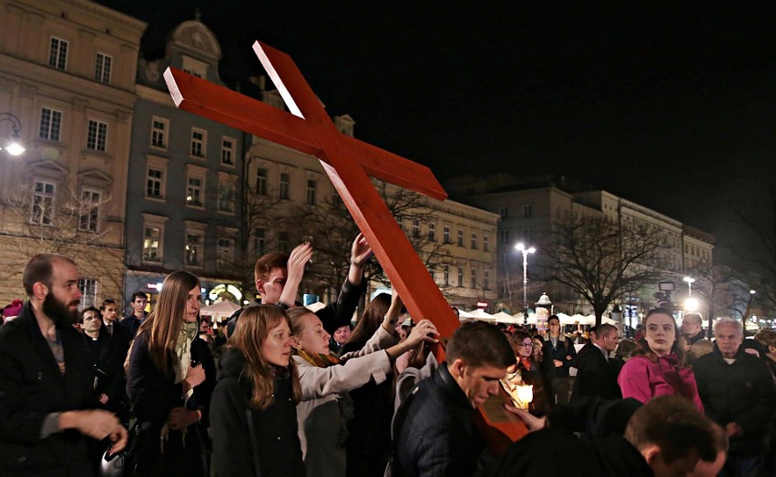 Kraków. Akademicka Droga Krzyżowa na ulicach miasta [ZDJĘCIA]