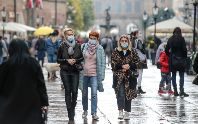 Ministerstwo Zdrowia zapowiada, że po świętach zostaną podjęte decyzje dotyczące obostrzeń w Polsce. Dziennikarze “Głosu Wielkopolskiego” sprawdzili, jaki kolor miałyby powiaty w Wielkopolsce, gdyby o ich rozmieszczeniu decydowano w piątek, 11 grudnia. Jak się okazuje, większość Wielkopolski znalazłaby się w strefie czerwonej. Zobacz w galerii, jakie obostrzenia obowiązują w czerwonej strefie.Czytaj dalej-->