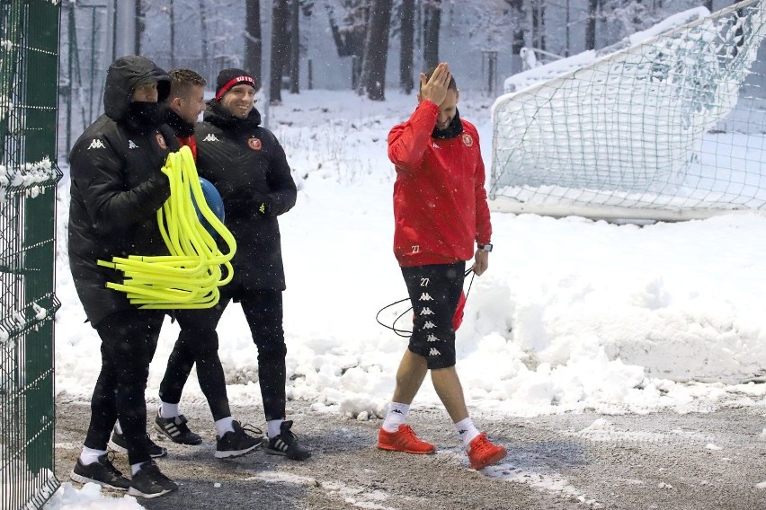 Pierwszy trening piłkarzy Widzewa. Zobacz zdjęcia z pierwszego treningu w zimowej scenerii