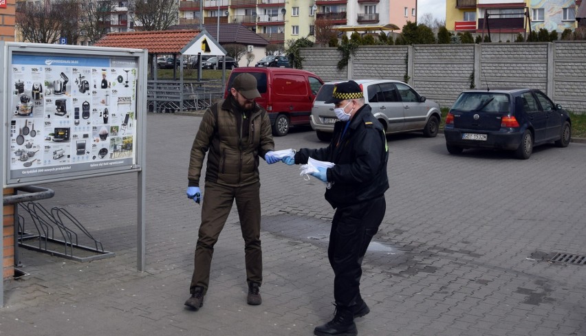 Straż Miejska  w Miastku rozdaje maseczki