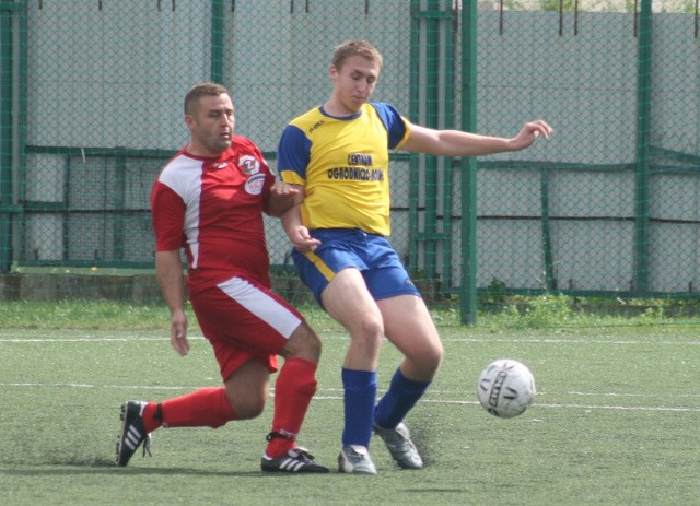 Daniel Pietrzyk (z lewej) zdobył dla Zamłynia Radom sześć bramek w meczu z Pilicą Nowe Miasto