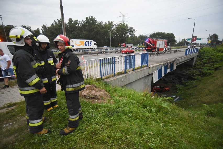 Samochód spadł z wiaduktu w ciągu DK86 w Katowicach