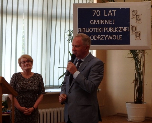 Starosta Marian Niemirski gratulował dyrektor Bogumile Stępień.
