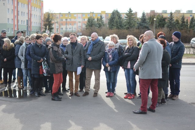 Na ulicy Ikara jest sześć przejść na pieszych, na sąsiedniej - porównywalnej  długości - ulicy Kustronia jest tylko jedno