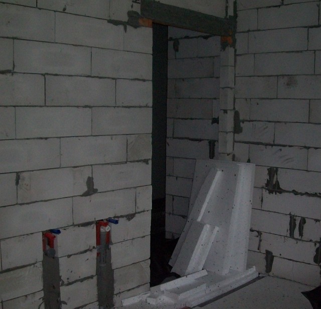 Ścianka działowa murowanaŚcianka działowa murowana wykonana z bloczków silikatowych (wapienno-piaskowych) o gr. 12 cm