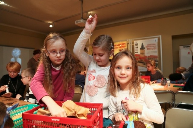 Do stworzenia kukiełek dzieci potrzebowały niewiele, wystarczyła wyobraźnia.