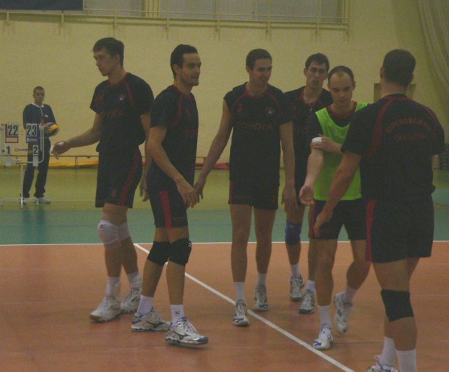 Aleksiej Kuleszow (pierwszy z lewej) oraz pozostali zawodnicy Iskry Odincowo pokonali w sparingowym meczu 3:1 siatkarzy Jadaru Radom.