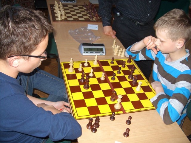 Młodzież grająca w szachy w klubie.