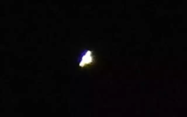 Czy to UFO? -  pytają zaniepokojeni internauci, którzy we wtorek, 3 kwietnia, widzieli na niebie szybko przemieszczający się jasny punkt. Okazuje się, że przy dobrej pogodzie, na niebie możemy obserwować Międzynarodową Stację Kosmiczną (ISS). W środę, o godz. 13, Międzynarodowa Stacja Kosmiczna, połączyła się z bezzałogową kapsułą Dragon, jest więc szansa, że nad naszymi głowami zobaczymy połączone statki. Statek towarowy Dragon dostarczył na stację 2,5 tys. kg towarów. Na jego pokładzie, poza jedzeniem, jest także aparatura naukowa, w tym urządzenie do badania zjawisk atmosferycznych w wysokich partiach atmosfery ziemskiej. Pracowali przy nich naukowcy z Polskiej Akademii Nauk i specjaliści z firmy Creotech Instrument. Czytaj: Rakieta Falcon 9 poszybowała w kosmos z polską aparaturą badawczą. Misja zakończy się na Międzynarodowej Stacji KosmicznejMiędzynarodowa Stacja Kosmiczna  to największy sztuczny satelita Ziemi. Pierwsze moduły stacji zostały wyniesione na orbitę w 1998 r. Stacja jest duża, jej wymiary w przybliżeniu wynoszą ok. 100x110x30 metrów. Moduły baterii słonecznych odbijają tyle światła słonecznego, że jest widoczna z Ziemi jako obiekt poruszający się po niebie. Stacja lata na wysokości około 400-430 km nad Ziemią, z prędkością ponad 27 tys. km/h.Na pokładzie stacji przebywają 6-osobowe załogi. Począwszy od 1998 roku na ISS pracowało 170 osób. Zdjęcia przelatującej nad naszymi głowami stacji otrzymaliśmy od Czytelnika. [sc]Kiedy i gdzie obserwować Stację Kosmiczną[/sc]ISS pojawia się na zachodzie i przemieszcza się na wschód albo południowy wschód.W  środę, 4 kwietnia nad Zieloną Górą stacja przeleci ok. godz. 20.48. W czwartek będziemy mogli obserwować stację dwukrotnie ok. godz. 19. 55 i 21.32, a w piątek ok. 20.39. Czytaj też: Czerwiec 2018 roku i koniec? Wszyscy zginiemy...Zobacz: Falcon 9 wystartował. Wyniósł w kosmos aparaturę, przy której pracowali Polacy[xlink]5b414ab1-f7b1-369b-32ac-592e541428be,37fd83a7-e94f-5291-a0f8-a3ef6c23c332[/xlink]\\wideo: US CBS/x-newsPOLECAMY PAŃSTWA UWADZE: