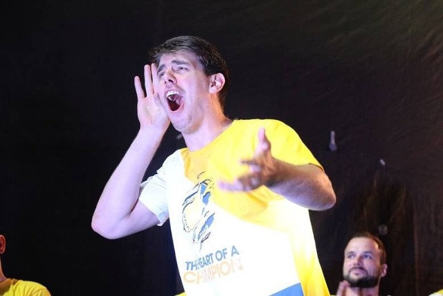 Piotr Chrapkowski podczas fety na kieleckim Rynku po wygraniu Ligi Mistrzów w 2016 roku.