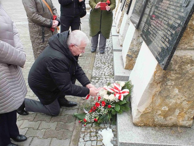 Poseł Krzysztof Lipiec składa kwiaty w starachowickim Panteonie Pamięci Narodowej, przy tablicy Antoniego Hedy "Szarego".