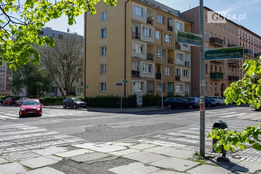 Strefa "30" w śródmiejskim kwartale w Szczecinie. Równorzędne krzyżówki, uporządkowane parkowanie, uspokojony ruch [11.05.2021]