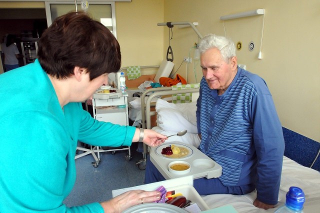 Pacjentom  szpitala  przy al  Kraśnickiej  posiłki  dostarcza firma cateringowa. Dyrekcja stale  sprawdza  ich jakość .