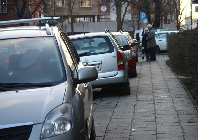 Mieszkańcy mają dość przeciskania się obok samochodów zaparkowanych przy ul. Puławskiej w Lublinie