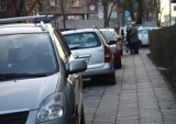 Mieszkańcy ul. Puławskiej w Lublinie: Chodnik zmienił się w dziki parking